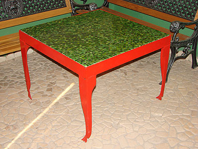 Металлический стол с мозаичной столешницей